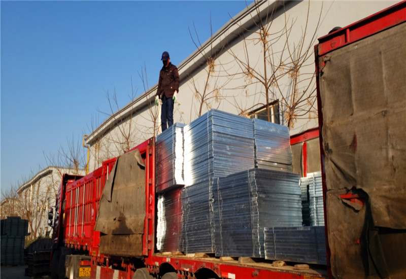 鐵格柵.jpg 鐵格柵.jpg