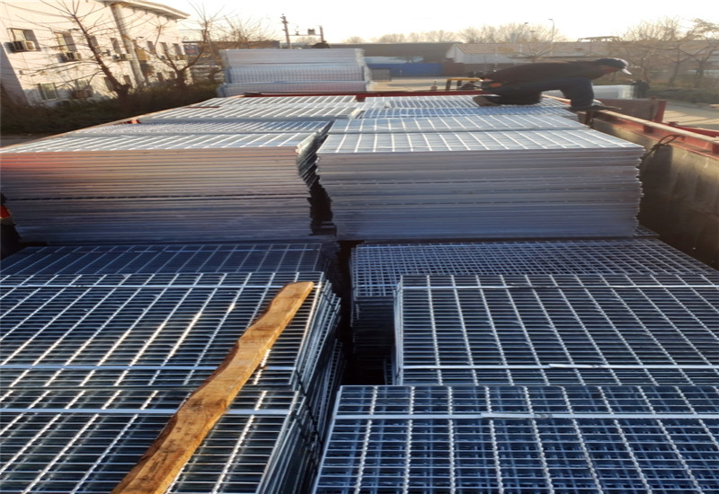 鐵格柵.jpg 鐵格柵.jpg