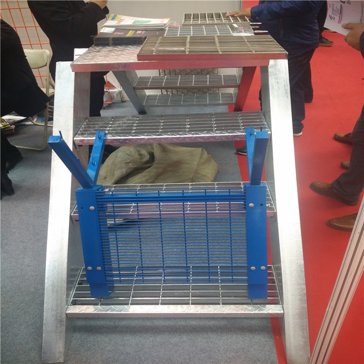 鋼格板樓梯踏步板.jpg 鋼格板樓梯踏步板.jpg